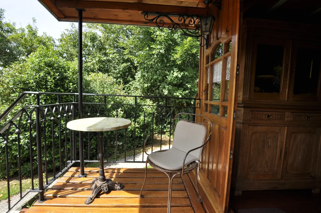 Petite terrasse cosy de notre roulotte en Baie de Somme